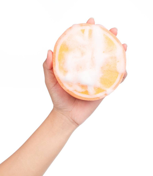 mano celebración naranja esponja mojada con espuma aislada sobre fondo blanco
. - Foto, imagen