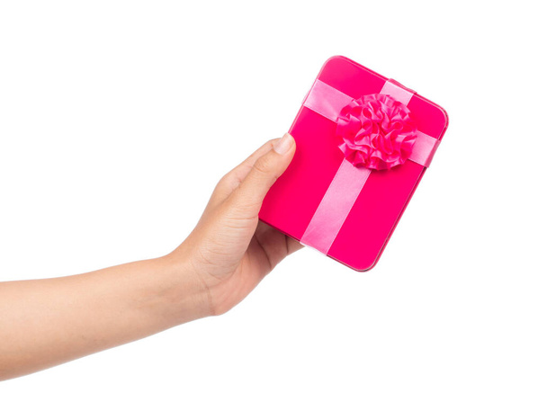 hand houden roze geschenkdoos geïsoleerd op witte achtergrond - Foto, afbeelding