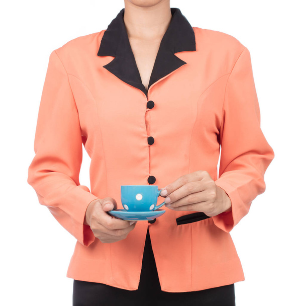 Kaunis nainen oranssi paita on tilalla kuppi kahvia eristetty valkoisella pohjalla
 - Valokuva, kuva