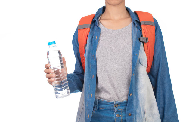 Donna in jeans con zaino contenente bottiglia d'acqua isolata su sfondo bianco
. - Foto, immagini
