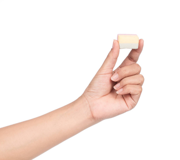 mano che tiene dolce Marshmallow pastello isolato su sfondo bianco
. - Foto, immagini