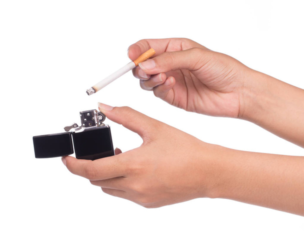 χέρι που αρχίζει το κάπνισμα κρατώντας Iorn αναπτήρα και τσιγάρο που απομονώνονται σε λευκό φόντο. - Φωτογραφία, εικόνα