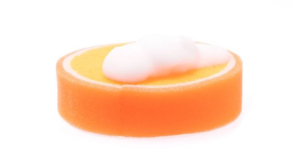 Esponja naranja mojada con espuma aislada sobre fondo blanco
. - Foto, imagen