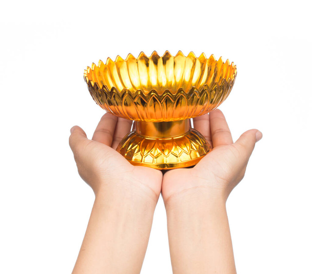 Vassoio in oro tenuto in mano con piedistallo isolato su sfondo bianco
 - Foto, immagini