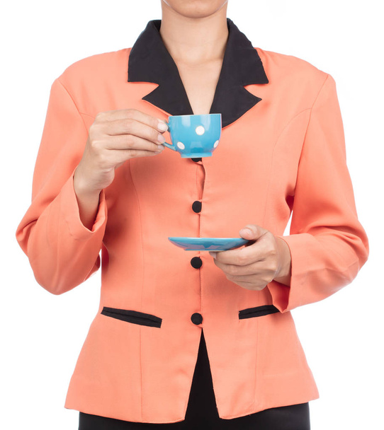 Gyönyörű nő narancssárga ingben tart egy csésze kávét elszigetelt fehér háttér - Fotó, kép