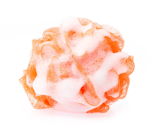 sopro de banho de laranja macio ou esponja com espuma isolada no fundo branco
 - Foto, Imagem