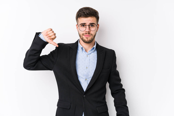 Young caucasian business man posing in a white background isolated Young caucasian business man showing a dislike gesture, thumbs down. Disagreement concept. - Foto, imagen