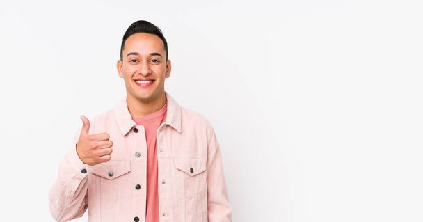 Jeune homme latin posant isolé souriant et levant le pouce
 - Photo, image