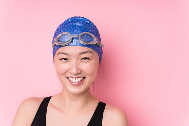 jong japans zwemmer vrouw gezicht closeup geïsoleerd - Foto, afbeelding