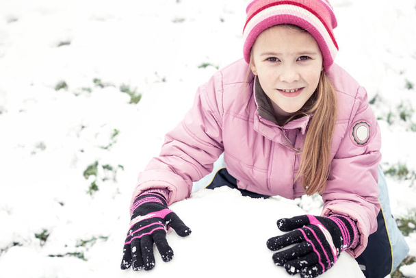 Happy little girl playing  on winter snow day. Concept of life. - Foto, Imagen