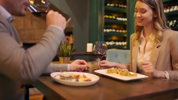 Pareja joven amante feliz disfrutando de la cena en el restaurante
 - Imágenes, Vídeo