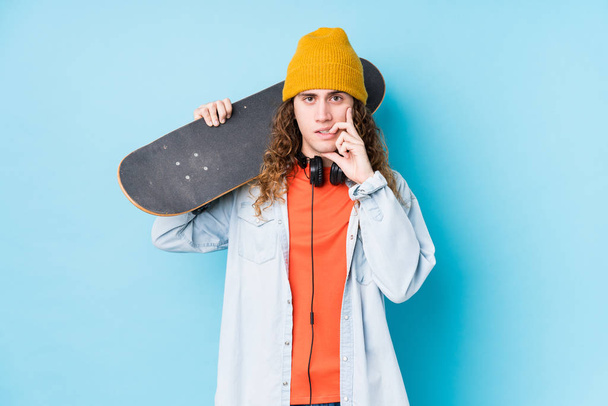 Young caucasian skater man isolated biting fingernails, nervous and very anxious. - Фото, зображення