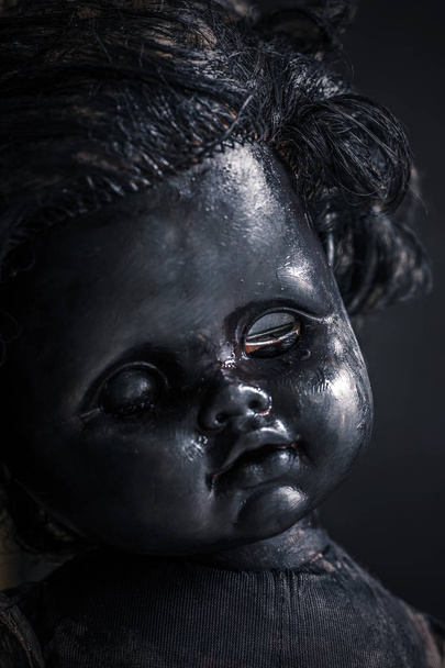 Boneca assustadora no escuro
 - Foto, Imagem