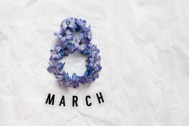白い紙の背景に青いヒヤシンスの花の8つ。フラットレイ、 3月8日春、花｜国際女性デー. - 写真・画像