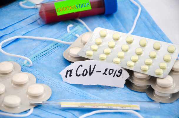 Coronavirus 2019. Inschrijving 2019-nCoV. Wuhan, China 2 Nieuw Coronavirus - 2019-nCoV. Chinese coronavirus uitbraak. Pillen, ontucht test met bloed en diverse medicijnen. - Foto, afbeelding