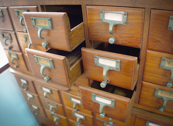 scatole di legno per schede indice in biblioteca, messa a fuoco selettiva e immagine ravvicinata
 - Foto, immagini