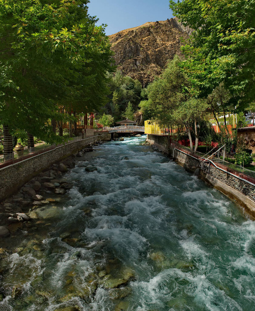 Tádzsikisztán, Darvaz történelmi régió. A mesés építészet a rekreációs központ "Horchaman", található a hegyi szurdokban a Pamir az afganisztáni határon. - Fotó, kép