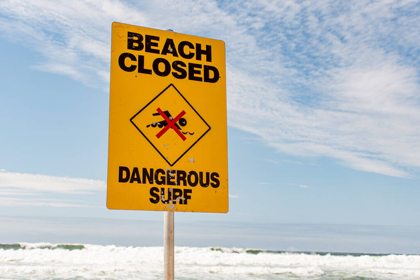 Strand zárt és veszélyes szörf jele úszók Ausztráliában - Fotó, kép