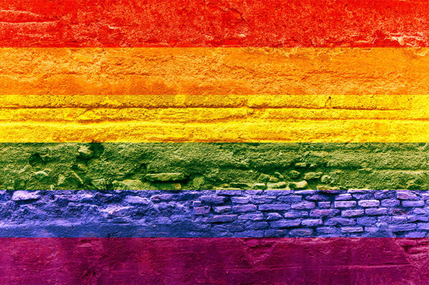 Bandeira de desfile gay na parede. Bandeira do arco-íris pintada em uma parede de tijolo grunge. Lésbicas, lgbt, bissexual, homossexual, conceito transexual
 - Foto, Imagem