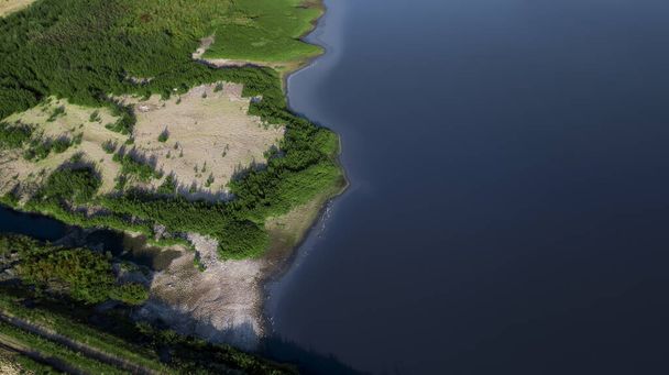 vista superior da costa do lago de um drone
 - Foto, Imagem