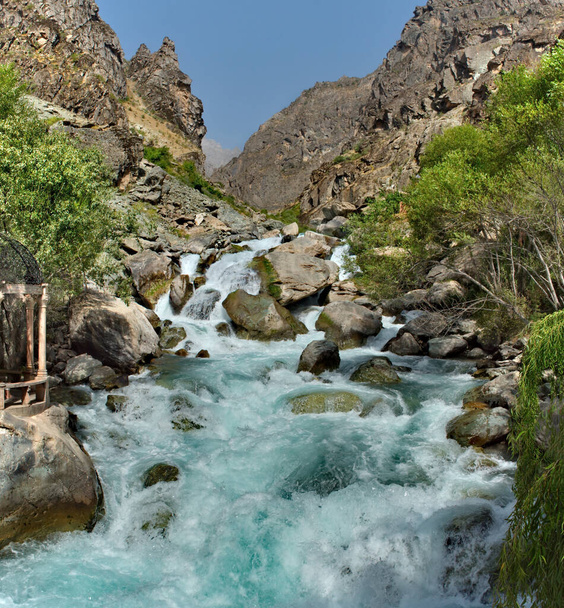 タジキスタン、ダルバーズ歴史地域。アフガニスタンとの国境にあるパミール山脈の峡谷に位置するレクリエーションセンター「 Horchaman 」の素晴らしい建築. - 写真・画像
