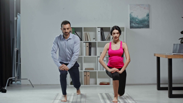 привабливий тренер і красивий бізнесмен вправляється на килимках йоги разом
 - Кадри, відео