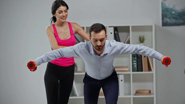привабливий фітнес-інструктор тренування бізнесмен робить вправи в офісі
  - Кадри, відео