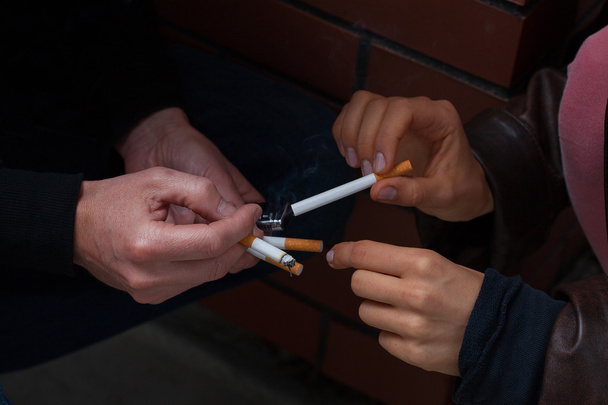 Personas adictas a los cigarrillos
 - Foto, imagen