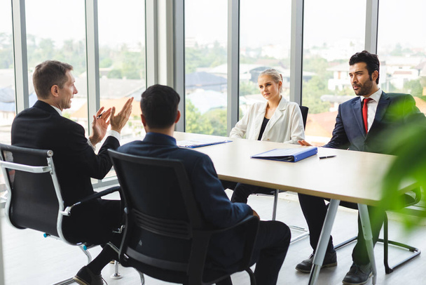 Grupo de gestão de pessoas de negócios falando em planejamento de sala de trabalho reunião, conceito de negócio
. - Foto, Imagem