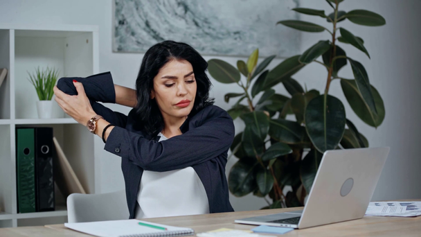 красива бізнес-леді розтягується під час друку на ноутбуці
  - Кадри, відео