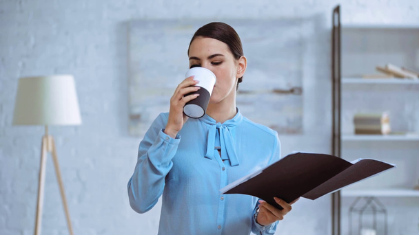 gelukkig zakenvrouw drinken koffie en kijken naar map - Video