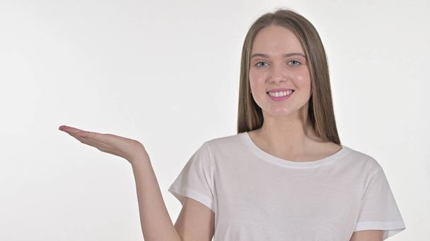 Giovane donna che presenta il prodotto a portata di mano, sfondo bianco
 - Foto, immagini