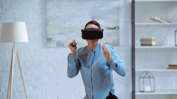 vrouw in virtual reality headset spelen spel in kantoor  - Video
