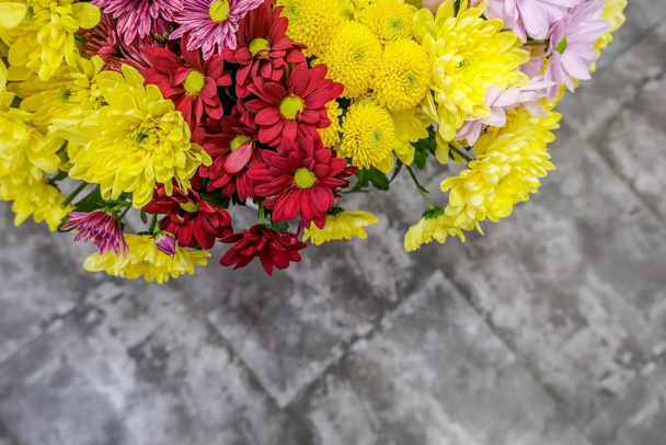 Ramo de crisantemo amarillo y rojo, un ramo combinado. Primer plano de flores.Hermoso fondo floral. Enfoque selectivo
. - Foto, Imagen
