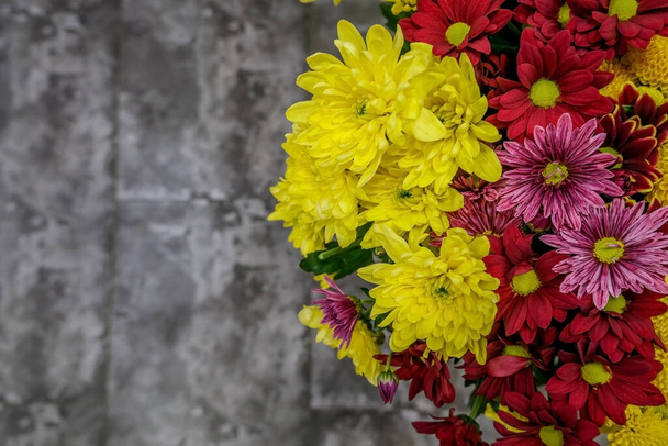 Bouquet von gelben und roten Chrysanthemen, ein kombiniertes Bouquet. Nahaufnahme von flowers.Beautiful floralen Hintergrund. Selektiver Fokus. - Foto, Bild
