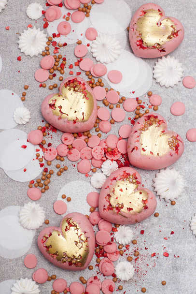 Pink hearts from tempered chocolate with chocolate drops, meringues and dried berries - Foto, immagini