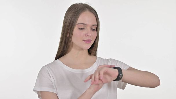 schöne junge Frau mit Smartwatch, weißer Hintergrund - Foto, Bild