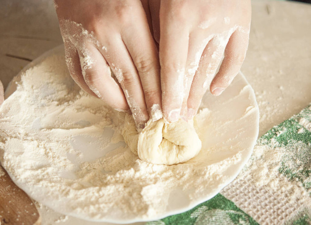 children's hands makes raw dough - Foto, Bild