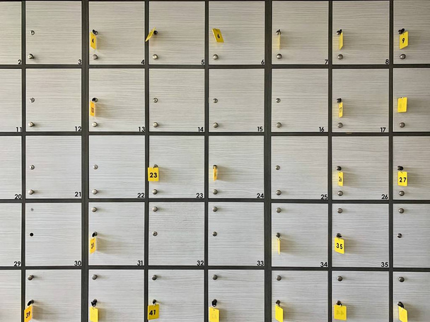 Background texture: light lockers in the locker room. Lockers in a public locker room or at a clothing store. Luggage storage in the supermarket. - Foto, Bild