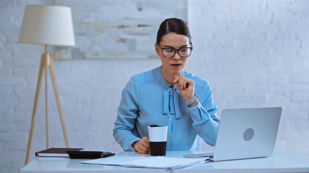 piękna bizneswoman pije kawę i pracuje w biurze  - Materiał filmowy, wideo