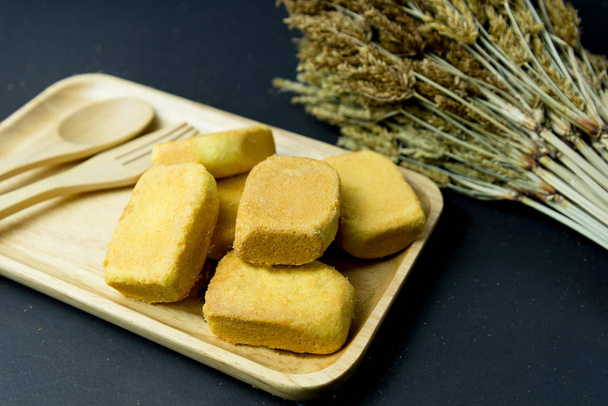 木のトレイにパイナップルジャムとパイナップルショートケーキやパイナップルペストリーパイケーキ。バター入りの台湾伝統菓子。果物だデザート. - 写真・画像