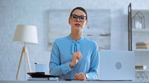 attrayant femme d'affaires parler et gestuelle près d'un ordinateur portable
 - Séquence, vidéo