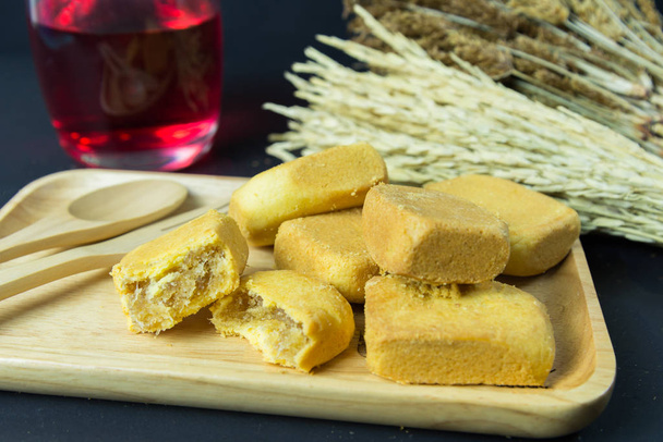 木のトレイにパイナップルジャムとパイナップルショートケーキやパイナップルペストリーパイケーキ。バター入りの台湾伝統菓子。果物だデザート. - 写真・画像