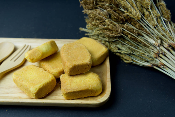 Ananaslı kek ya da ananaslı pasta ve tahta tepside ananas reçeli. Tereyağı içeren geleneksel Tayvan pastası. Meyve. tatlı. - Fotoğraf, Görsel