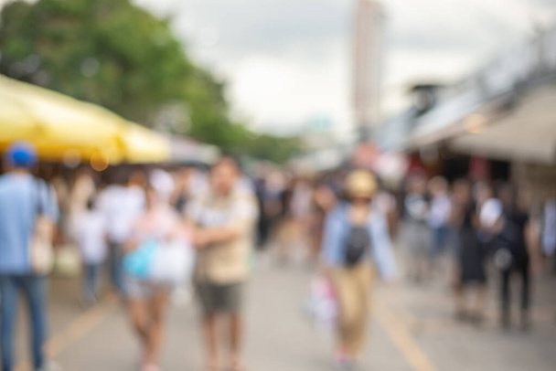 Hämärtynyt joukko anonyymejä ihmisiä kävely ja ostoksia viikonloppuna markkinoilla Jatujak markkinoilla Bangkok Thaimaassa. Jatujak eniten matkakohde ympäri maailmaa
. - Valokuva, kuva