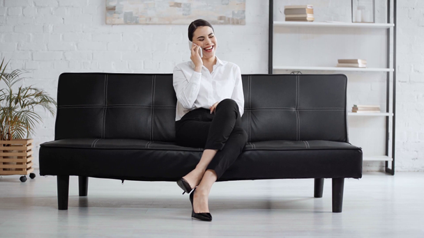 mujer de negocios sentado y hablando en el teléfono inteligente
  - Metraje, vídeo