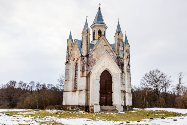 Neo-gotische Kerk van God te Bogushevichi, Wit-Rusland. - Foto, afbeelding