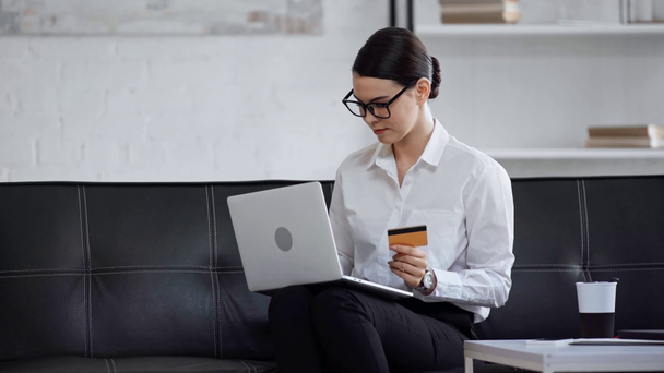 Geschäftsfrau mit Brille beim Online-Shopping im Büro - Filmmaterial, Video