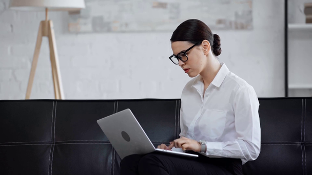 donna d'affari in occhiali digitando sulla tastiera del computer portatile
  - Filmati, video