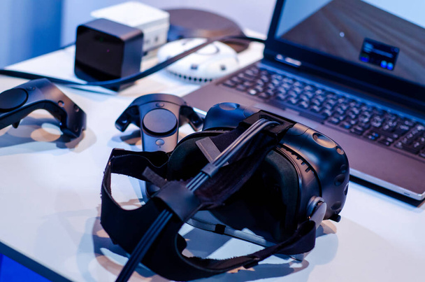 Virtuelles Realitätssystem. Vr Headsets mit Controllern - Foto, Bild